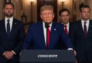 donald Trump stands at a podium labeled CONSCIENTE with three men behind him in an ornate