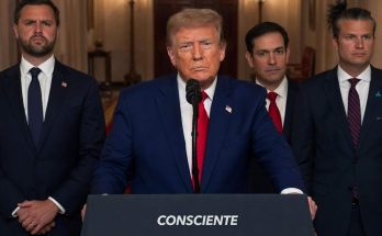 donald Trump stands at a podium labeled CONSCIENTE with three men behind him in an ornate