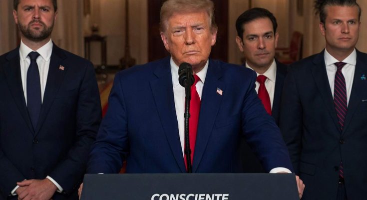 donald Trump stands at a podium labeled CONSCIENTE with three men behind him in an ornate